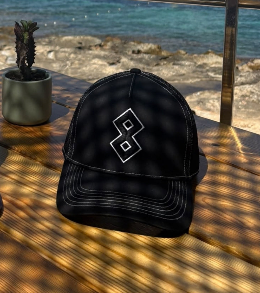CLASSIC CAP - BLACK / WHITE